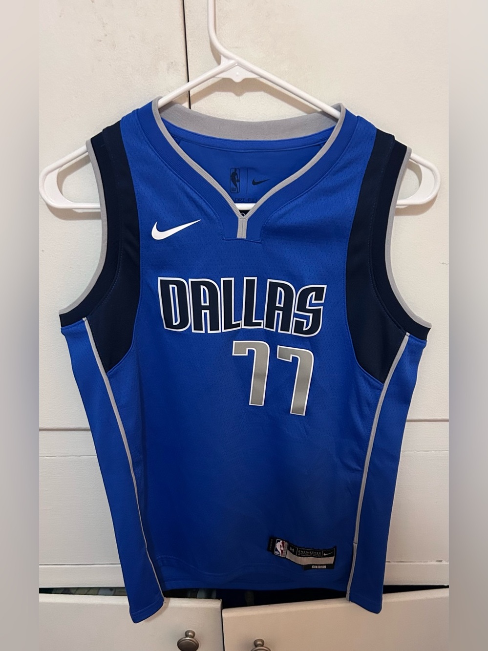 Luka Dallas Mavericks BOYS size medium 10/12 jersey